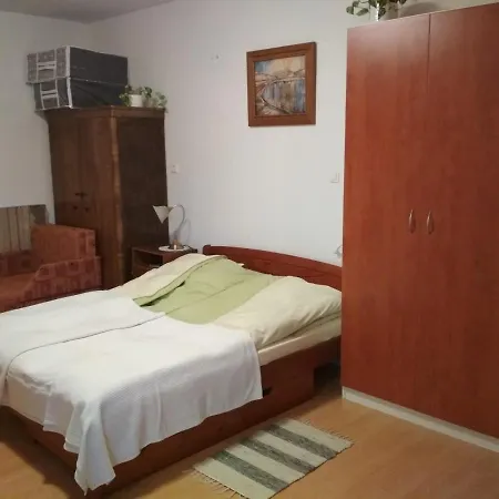 Júlia * Tar